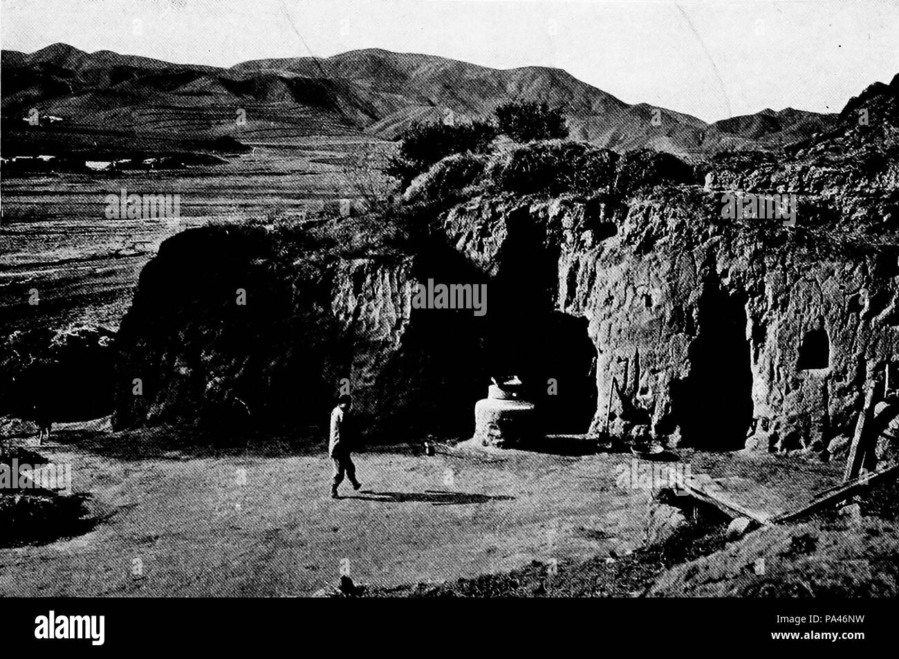 . Englisch: Foto Über von mongolischen Ebenen eines Naturforschers Konto von Chinas "Große Nordwesten". ca. 1920 290 Höhlenwohnungen in Norden der Provinz shansi Stockfoto