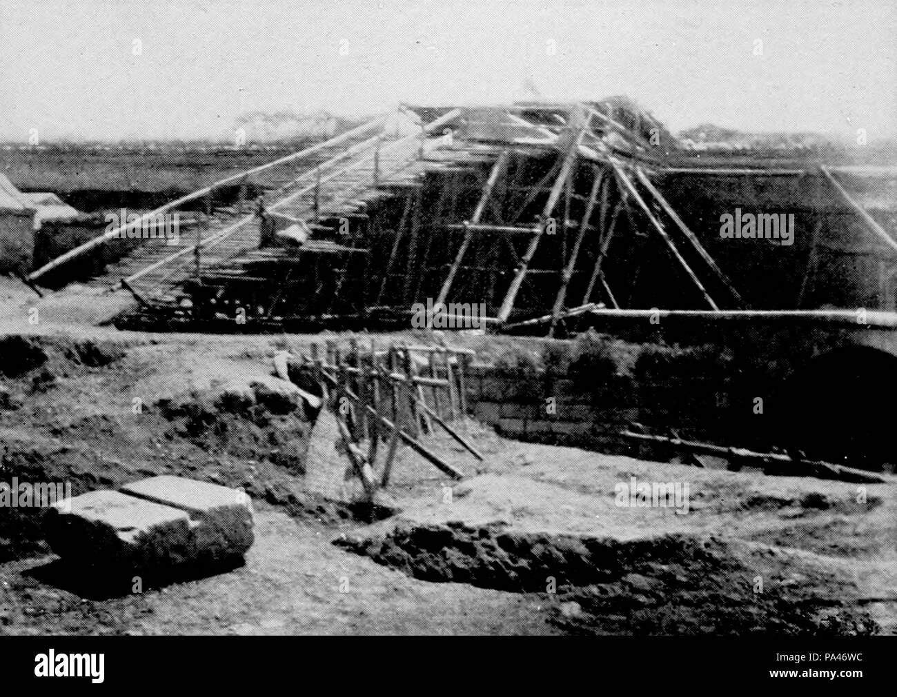 306 Chinesische Pistole Plattform für das Feuern auf den Nächsten aus der Kirche Stockfoto