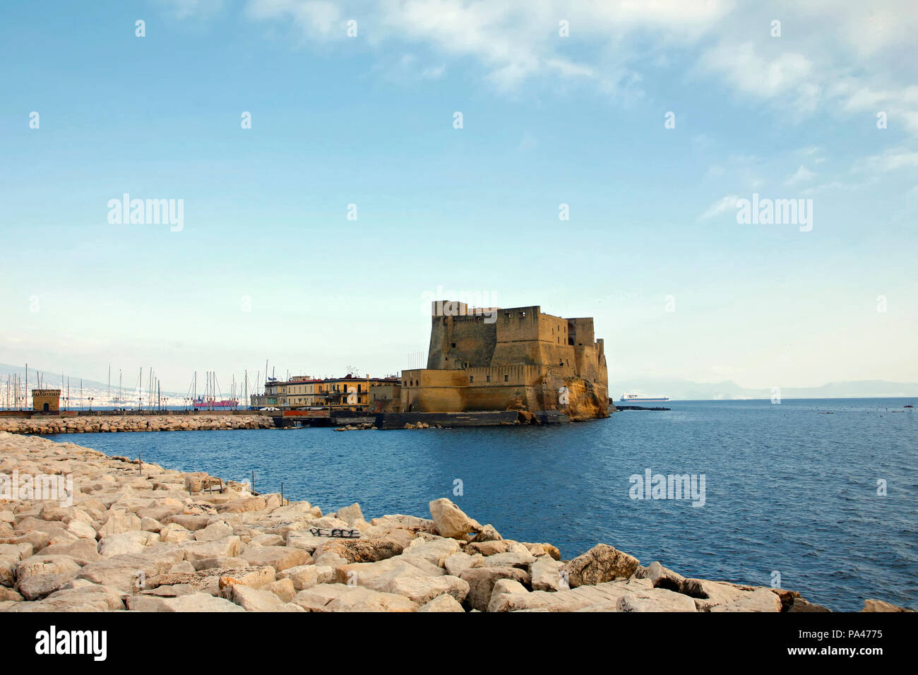 Das Castel dell'Ovo (Ei) eine mittelalterliche Festung in der Bucht von Neapel, Italien Stockfoto