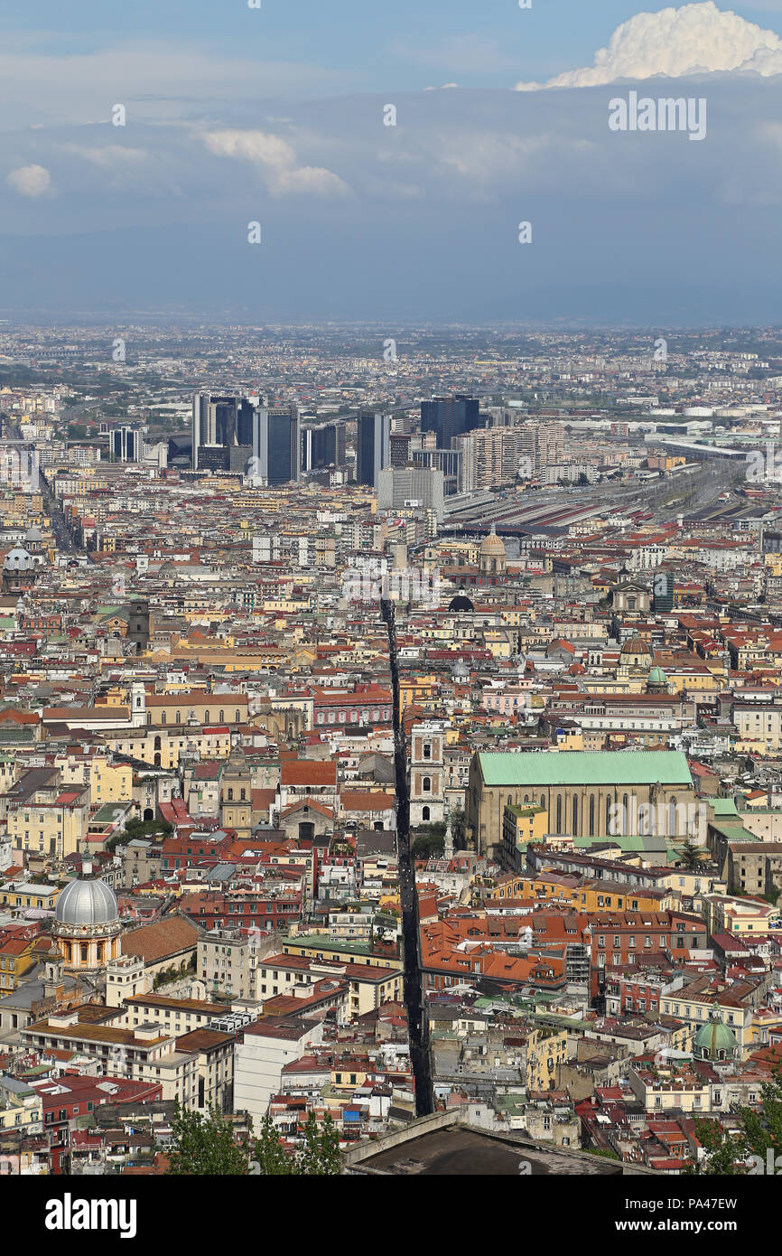 Neapel, Italien - 12 April 2014: Panorama von Neapel. Neapel ist die Hauptstadt der italienischen Region Kampanien und die drittgrößte Gemeinde in Italien. Stockfoto