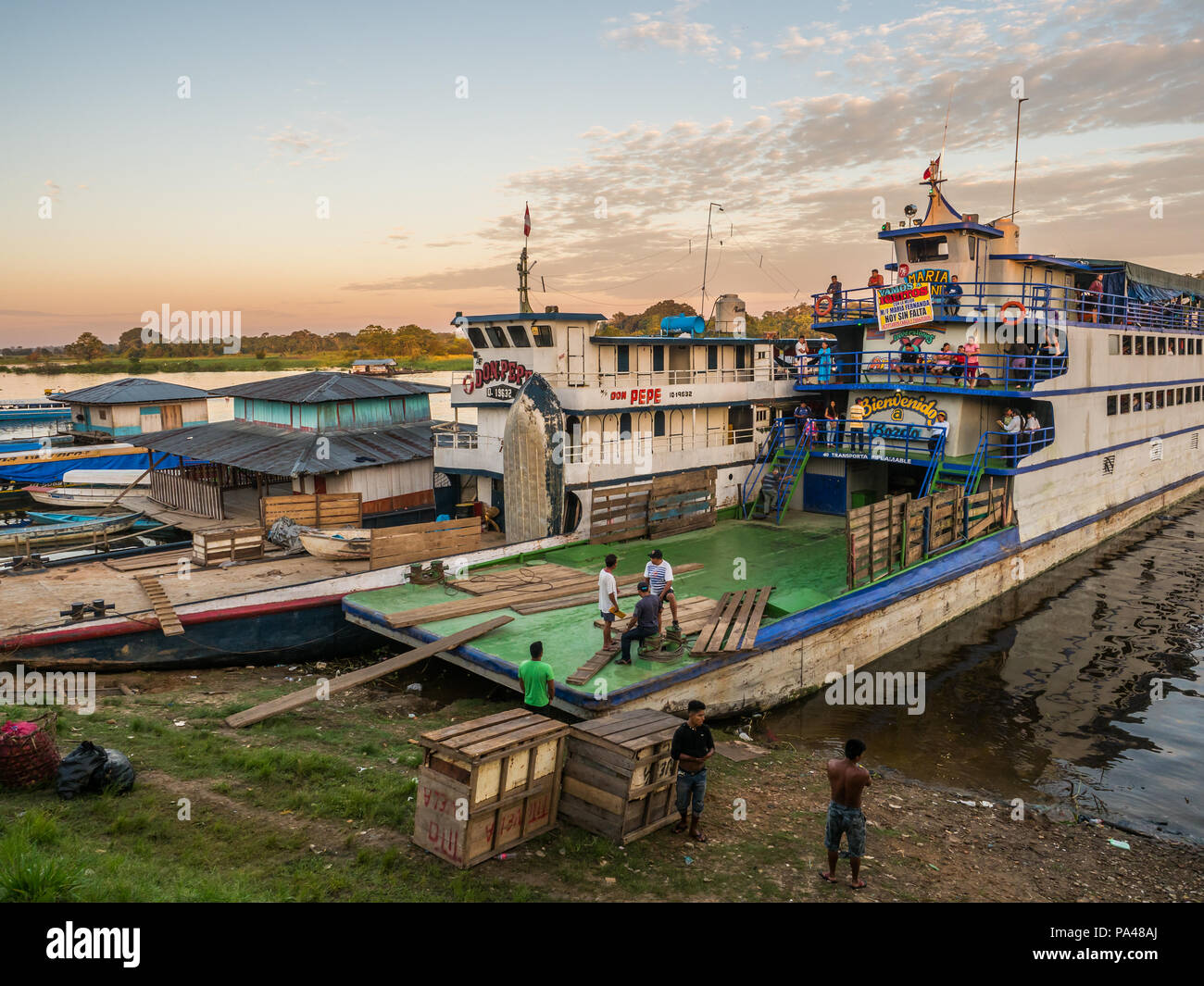 Santa Rosa, Peru - Mar 24, 2018: Sonnenaufgang über dem Amazonas und die Ladung Boot im Hafen warten. Stockfoto