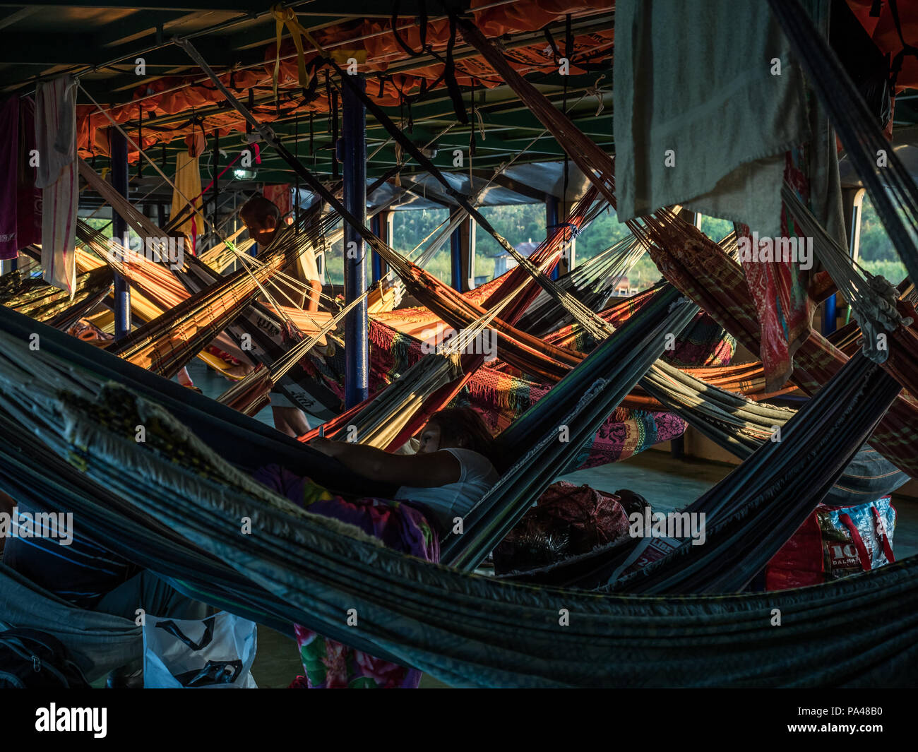Amazonas, Peru - 25. März 2018: schöne, bunte Hängematten auf der Frachtboot Stockfoto