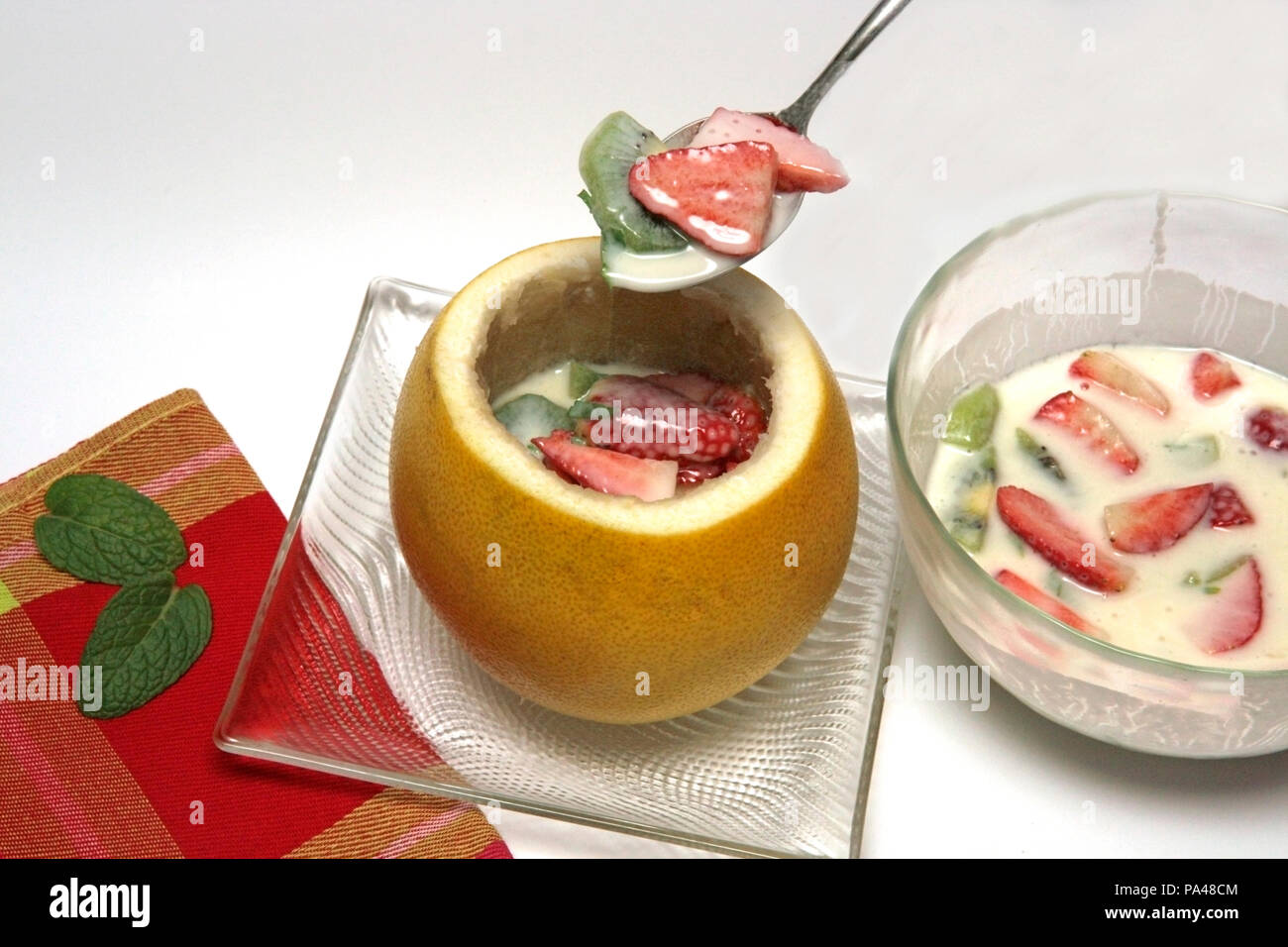Chinesische Grapefruit mit Joghurt und Obst. Schritt für Schritt. Zubereitetes Gericht: BJCNR 5 Stockfoto