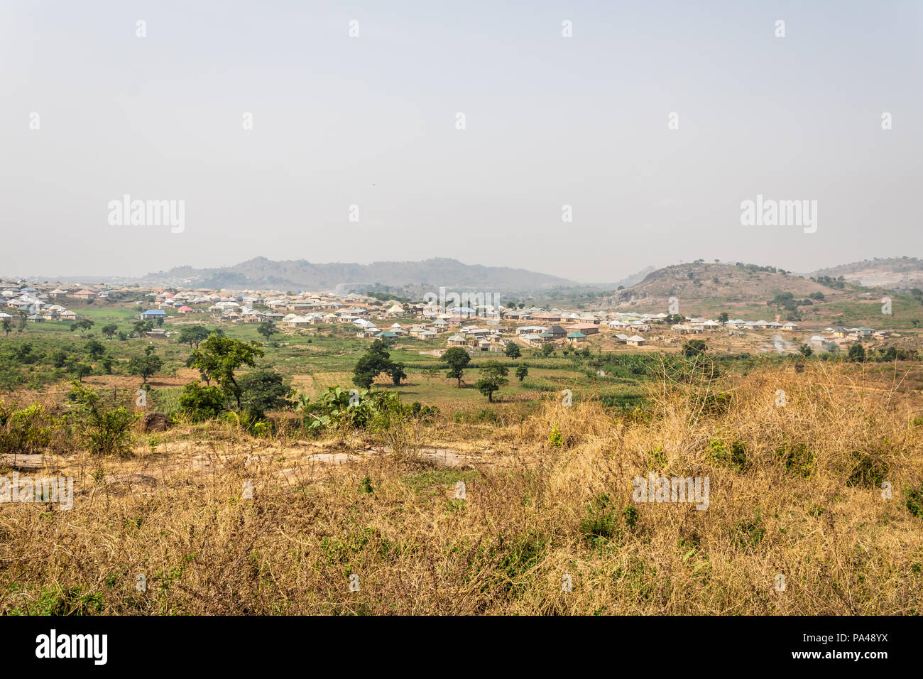 Ein Berg mit Blick auf die Landschaft, die Bäume, den Himmel, ländliche Wohnung. Stockfoto