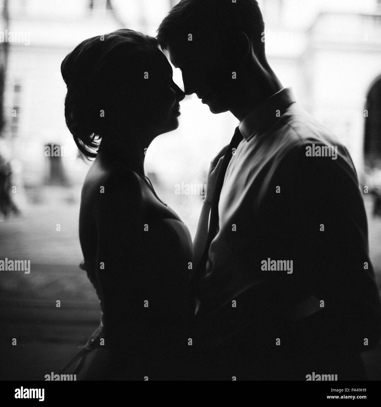 Schwarz-weiß Foto von Silhouetten küssen's Hochzeit paar Close-up. Sehr zart, herrlichen Moment Stockfoto