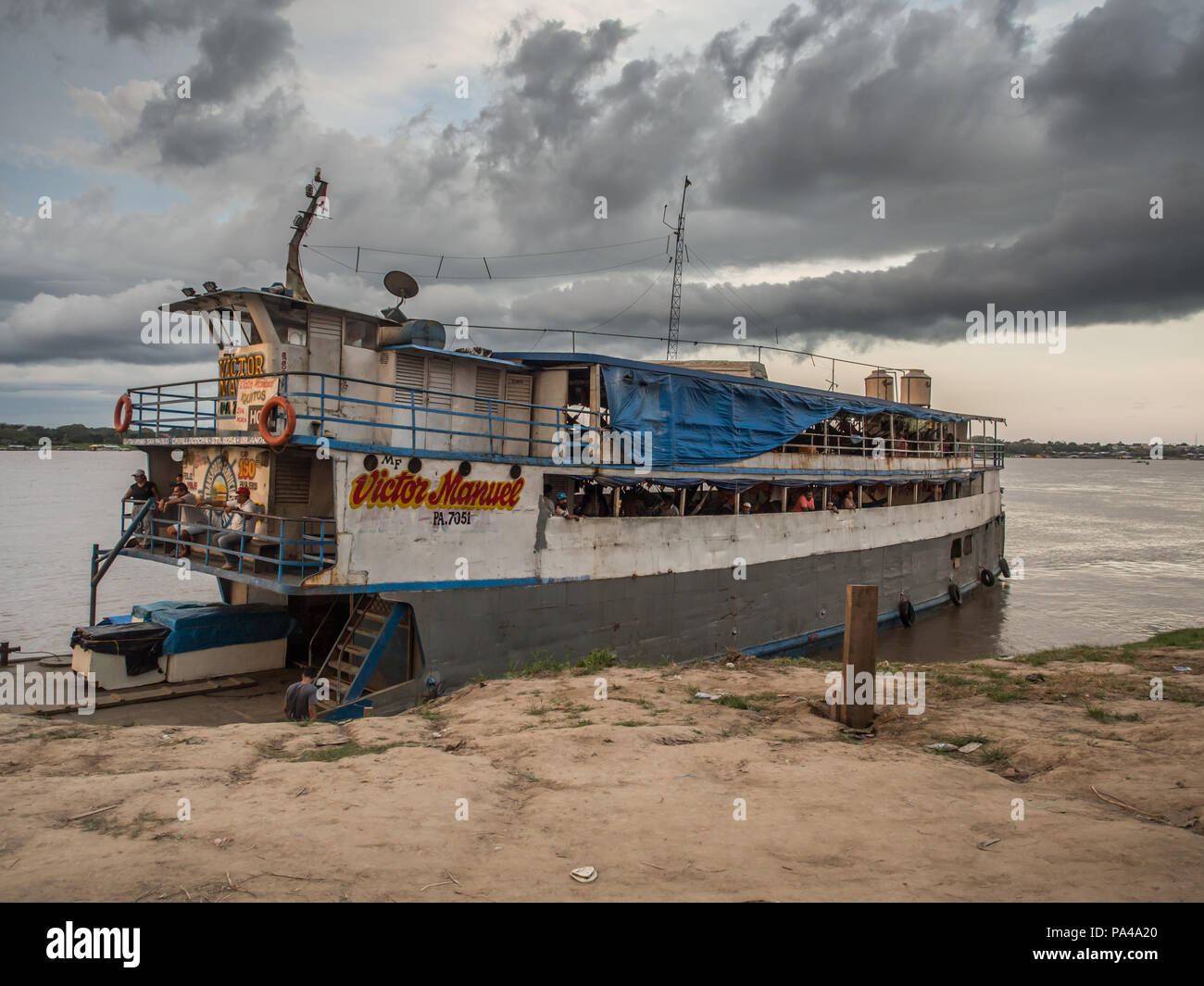 Santa Rosa, Peru - Dezember 11, 2017: Cargo Boot auf dem Amazonas auf dem Hintergrund der Sonne Stockfoto