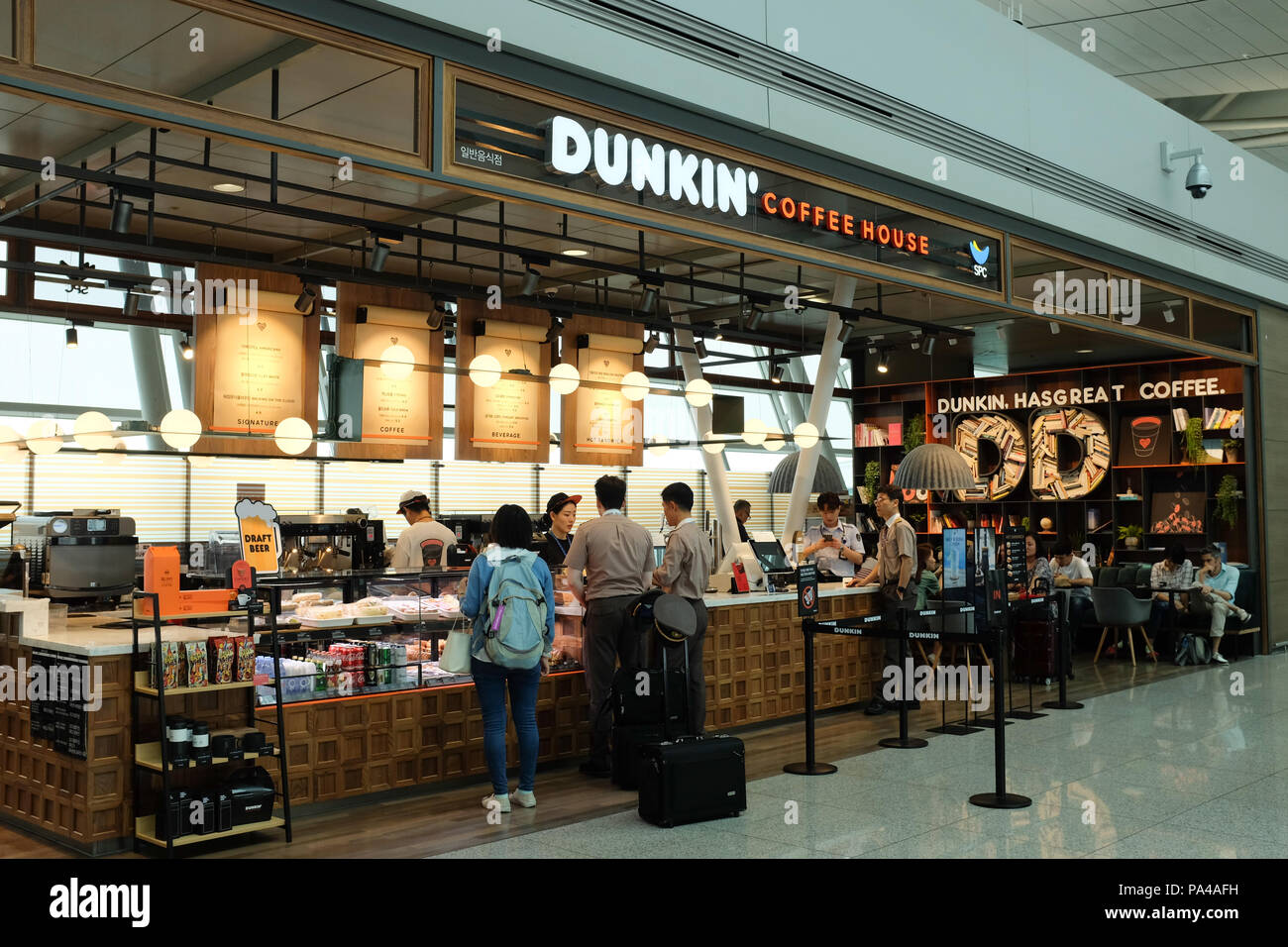 Dunkin' Coffee House am Flughafen Incheon in Seoul, Südkorea. Stockfoto