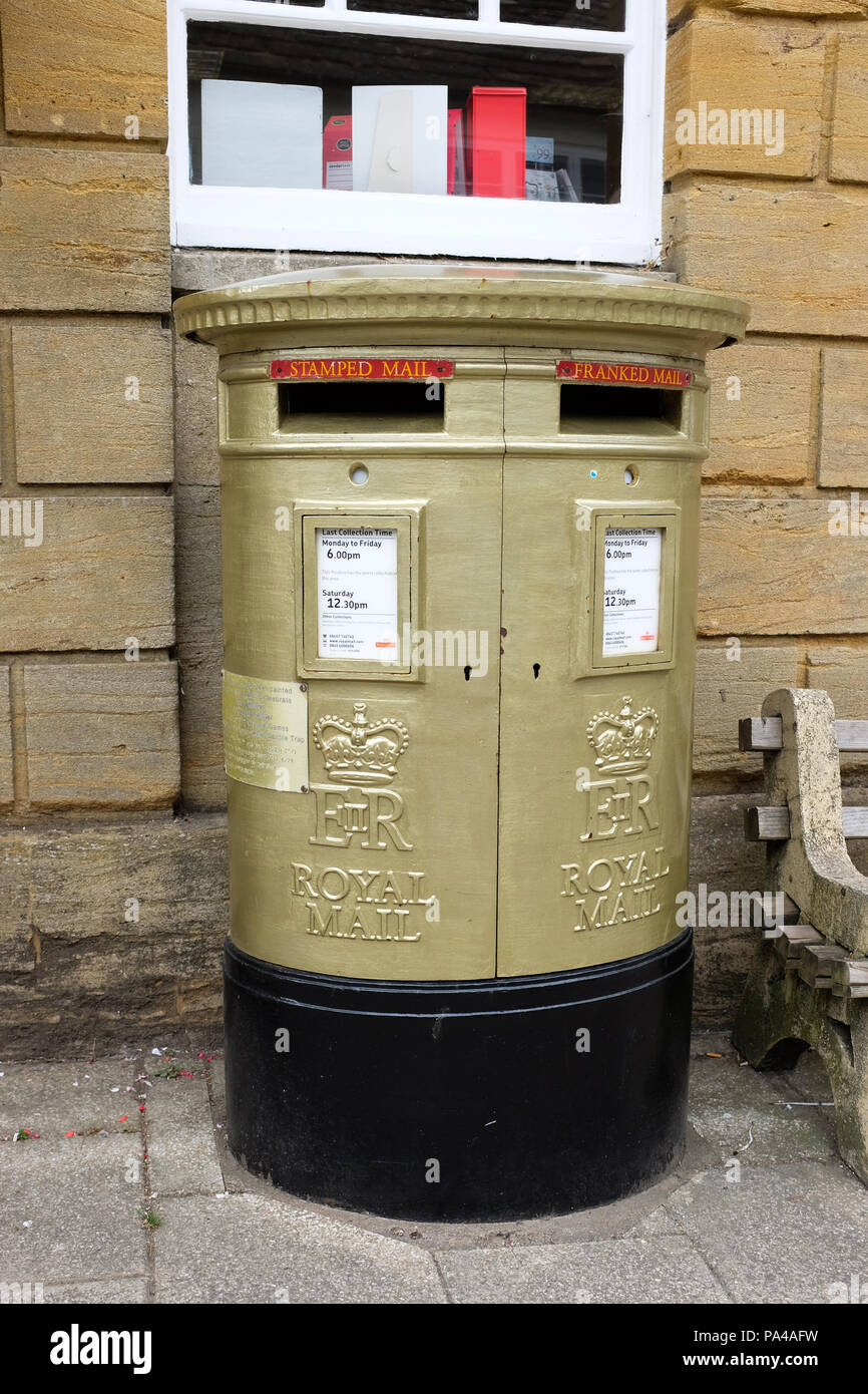 Ein Gold - Painted Post Box, eine von vielen in ganz Großbritannien feiern, Goldmedaillengewinner bei den Olympischen Sommerspielen 2012 und 2012 Sommer Paralympics. Stockfoto