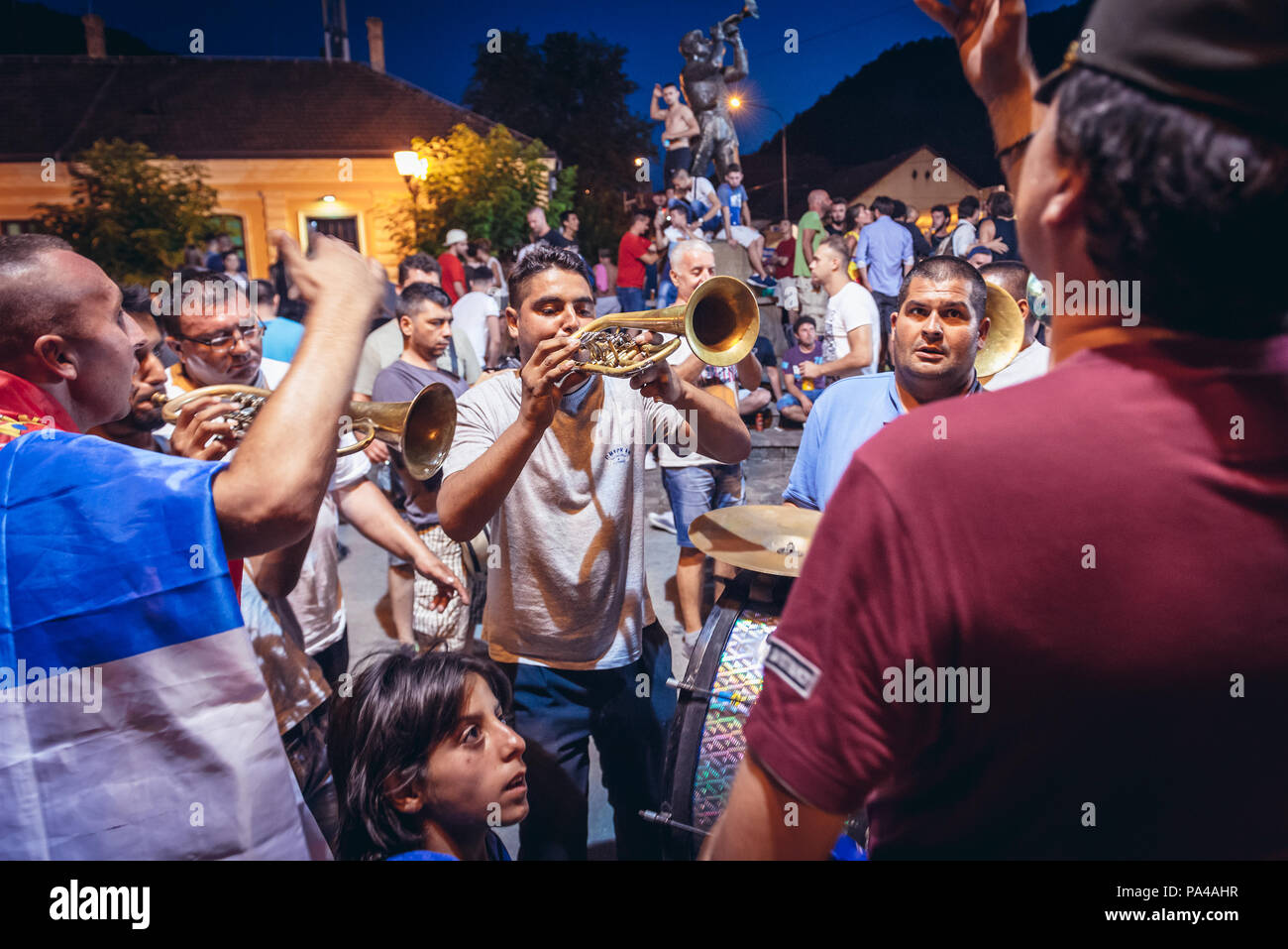 Straßenmusikanten spielen Balkan Musik für Geld vor der Trompeter Denkmal  während des berühmten jährlichen Guca Trompeten Festival im Dorf, Serbien  Stockfotografie - Alamy