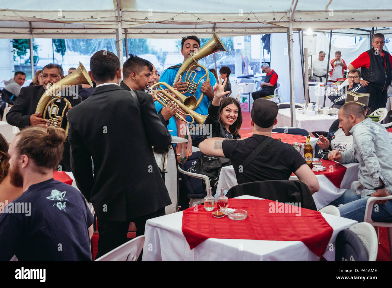Straßenmusikanten spielen Balkan Musik für Geld bei der berühmten jährlichen Guca Trompeten Festival im Dorf, Serbien, auch als Dragacevski Sabor, 2017 bekannt Stockfoto