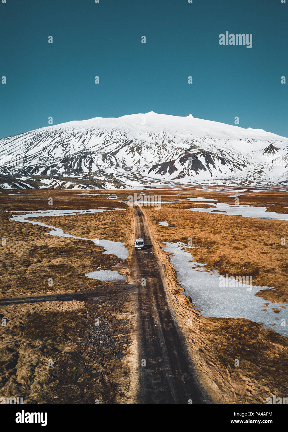 Antenne drone Foto von einem leeren beenden Straße Straße in Richtung auf eine riesige vulkanische Berg Snæfellsjökull in der Entfernung, in der Nähe von snæfellsjökull National Park, Island. Stockfoto