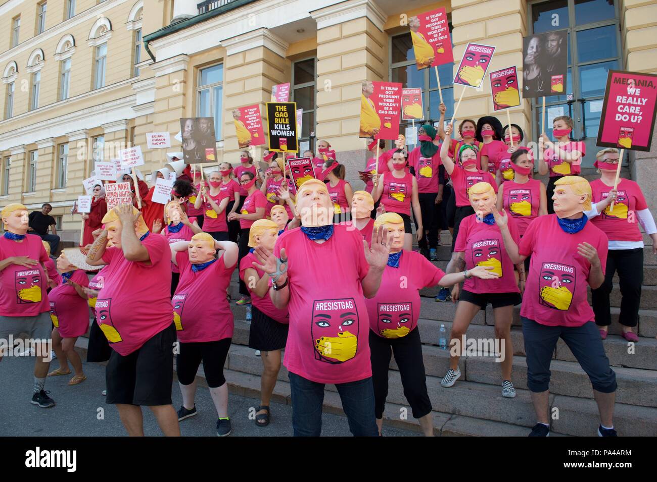Juli 16th, 2018, Helsinki, Finnland. Demonstranten mit Masken von US-Präsident, Donald Trump durchführen, während die USA und Russland Gipfel. Die#Resistgag Demonstration in der Senatsplatz. Stockfoto