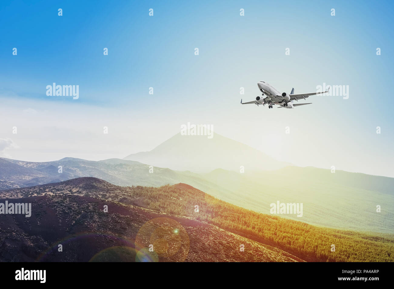 Flugzeug fliegen auf Sonnenuntergang Himmel Hintergrund - Travel Concept Stockfoto