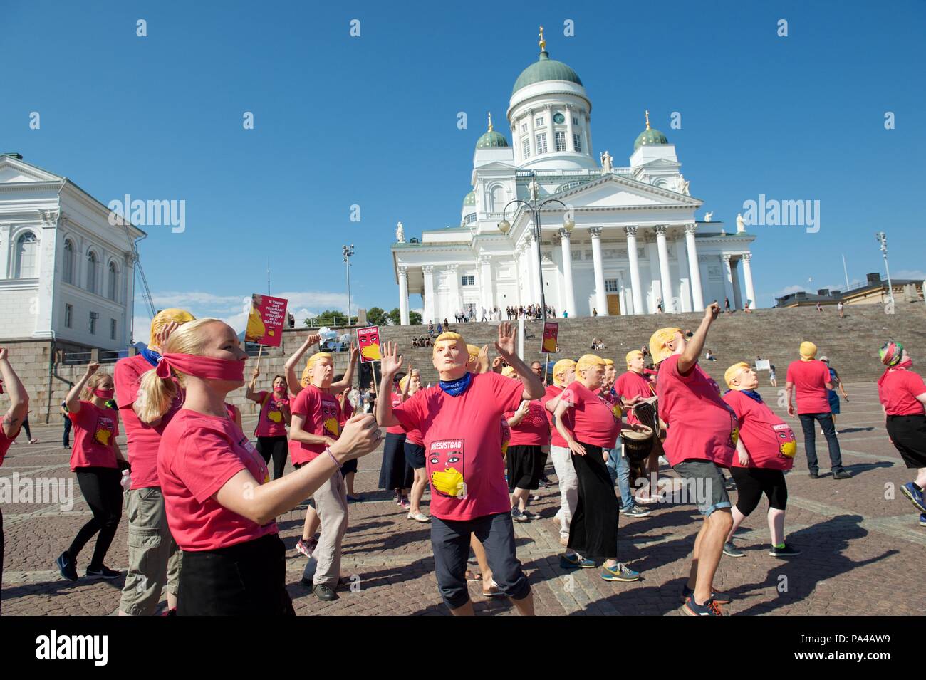 Juli 16th, 2018, Helsinki, Finnland. Demonstranten mit Masken von US-Präsident, Donald Trump durchführen, während die USA und Russland Gipfel. Die#Resistgag Demonstration in der Senatsplatz. Stockfoto