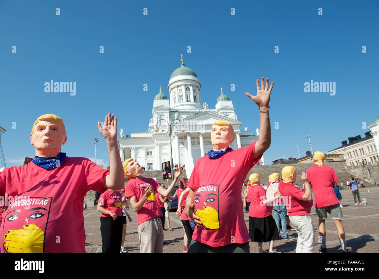 Juli 16th, 2018, Helsinki, Finnland. Demonstranten mit Masken von US-Präsident, Donald Trump durchführen, während die USA und Russland Gipfel. Die#Resistgag Demonstration in der Senatsplatz. Stockfoto