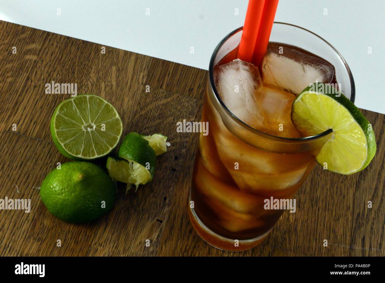 Cuba Libre Cocktail auf Holz- Hintergrund Stockfoto