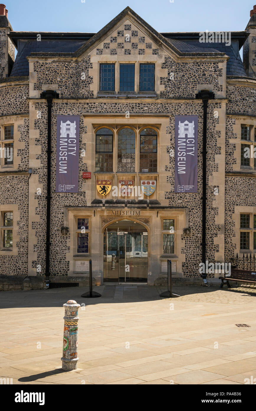 Der Eingang zum Museum der Stadt in der Nähe der Kathedrale in Winchester, Hampshire, England. Stockfoto