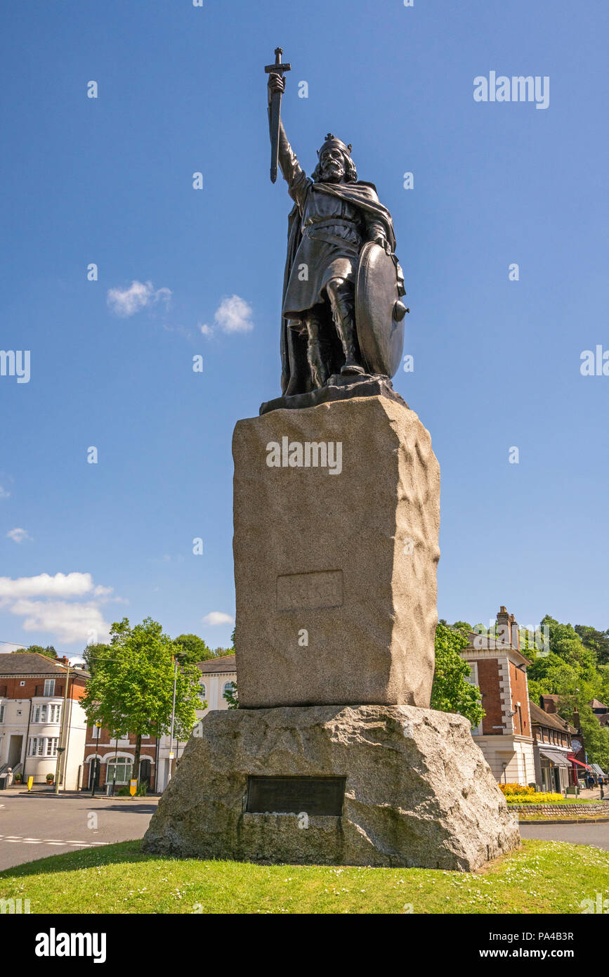 Die Statue von König Alfred der Große ein Wahrzeichen in Winchester, Hampshire, England. Im Jahr 1899 errichtet, um tausend Jahre seit Alfred's Tod markieren. Stockfoto