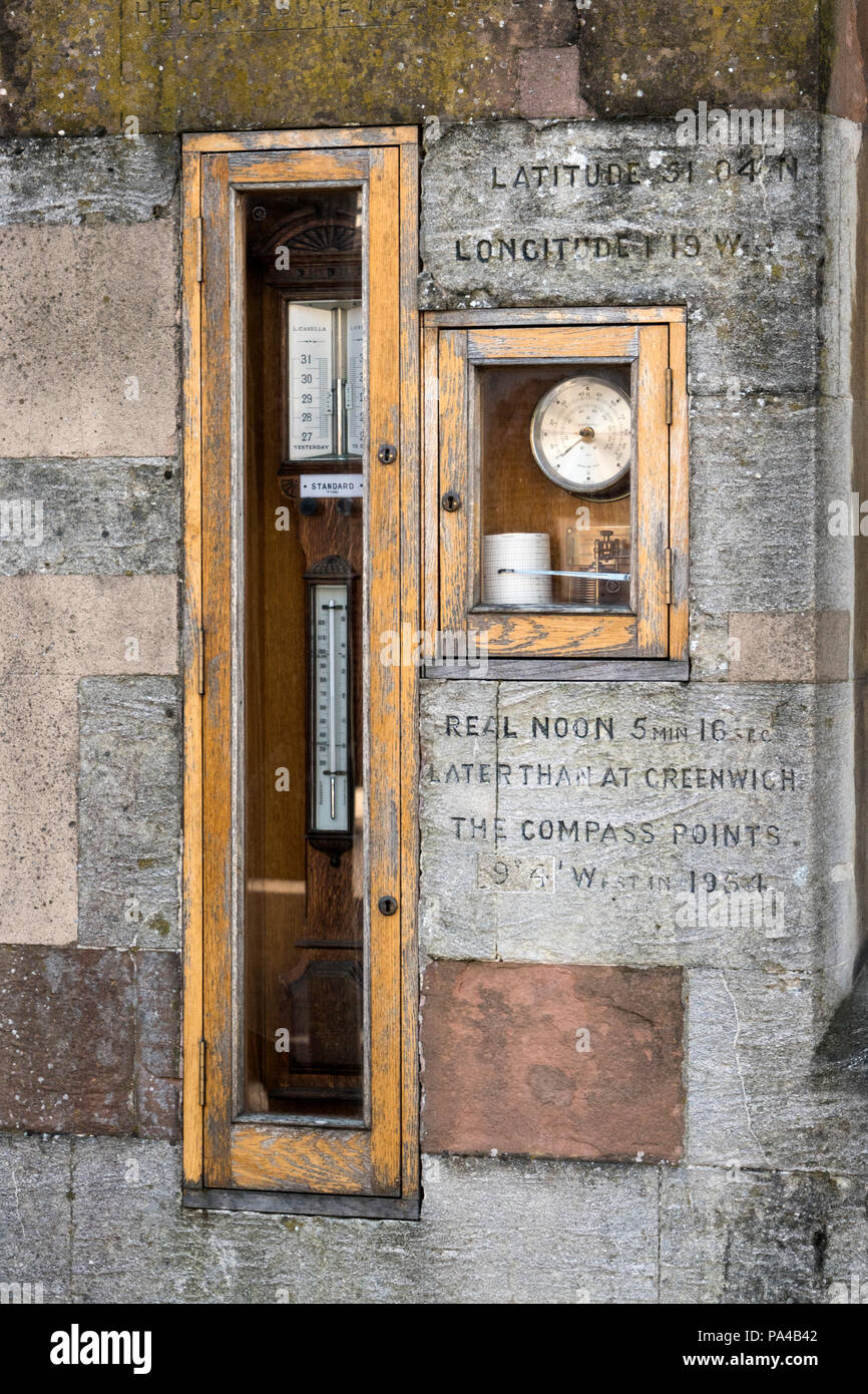 Das Barometer, Thermometer und Barograph mit Uhrzeit und geographische Information an der Wand der Guildhall Gebäude in Winchester, Hampshire, England. Stockfoto