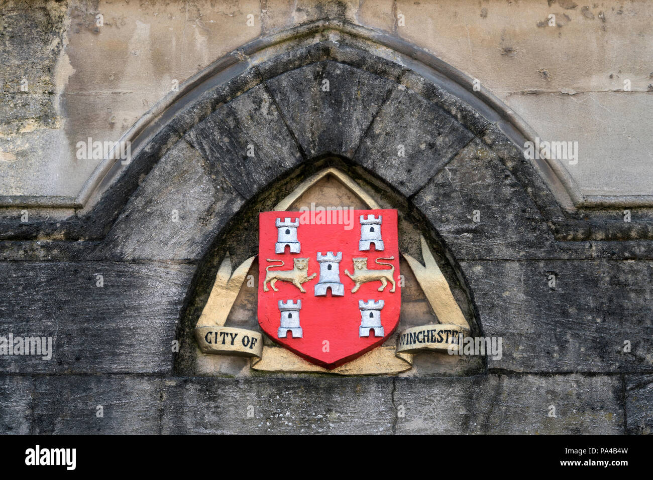 Die Stadt Winchester ist das Wappen auf der Außenseite der Guildhall Gebäude Winchester, Hampshire, England gesehen. Stockfoto
