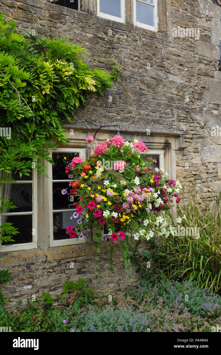 Hängende Körbe im Dorf Lacock in Wiltshire, England. Stockfoto