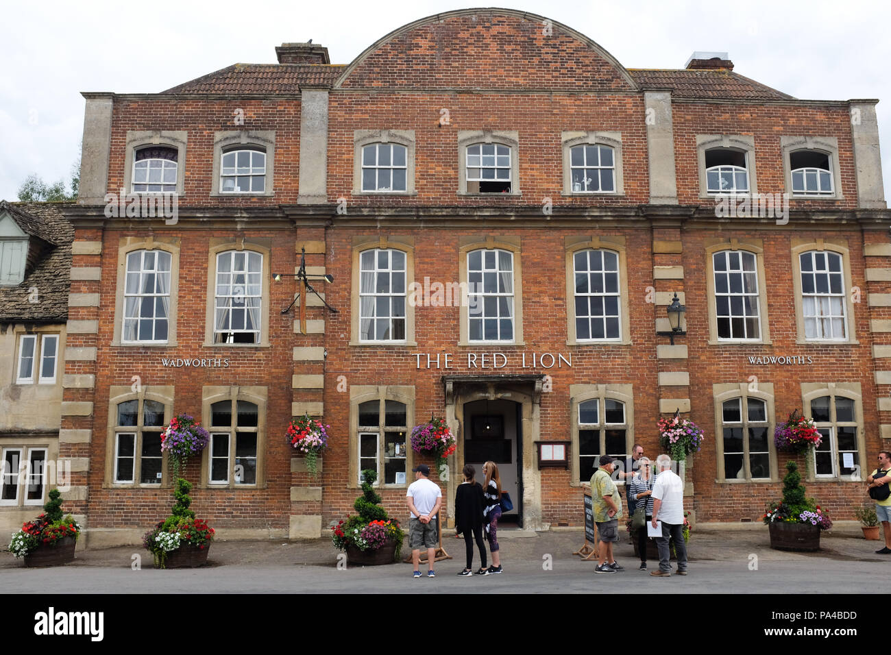 Das Red Lion Pub im Dorf Lacock in Wiltshire, England. Stockfoto