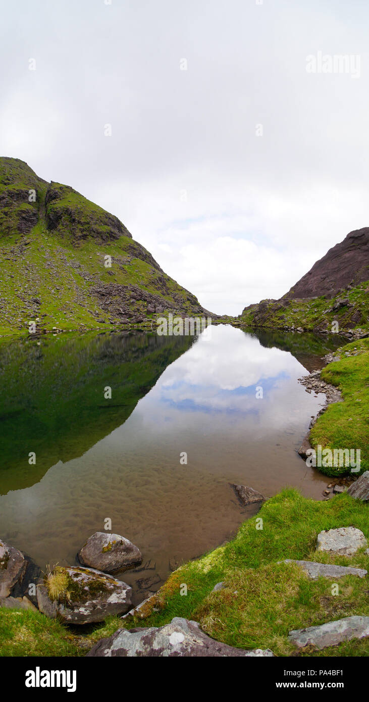 Bild auf einer Wanderung auf die höchsten Berge Irlands, Carauntoohill genommen Stockfoto