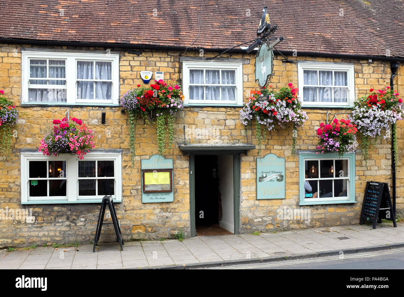 Das White Hart Pub auf billige Straße in Sherborne, Dorset, England. Stockfoto