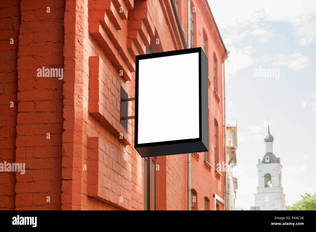 Leeres Ladenschild. Vertikale Beschilderung Stockfoto