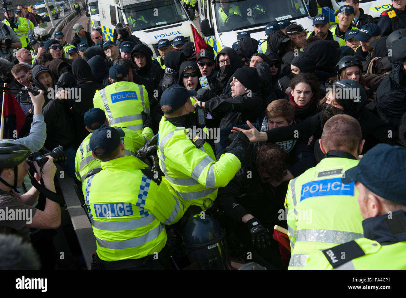 Dover, Kent, Großbritannien. 2. April 2016. Raufereien Break out zwischen Antifaschisten und der Polizei als Mitglieder der rechtsextremen Warten auf ihrem Marsch zu übergeben. Stockfoto