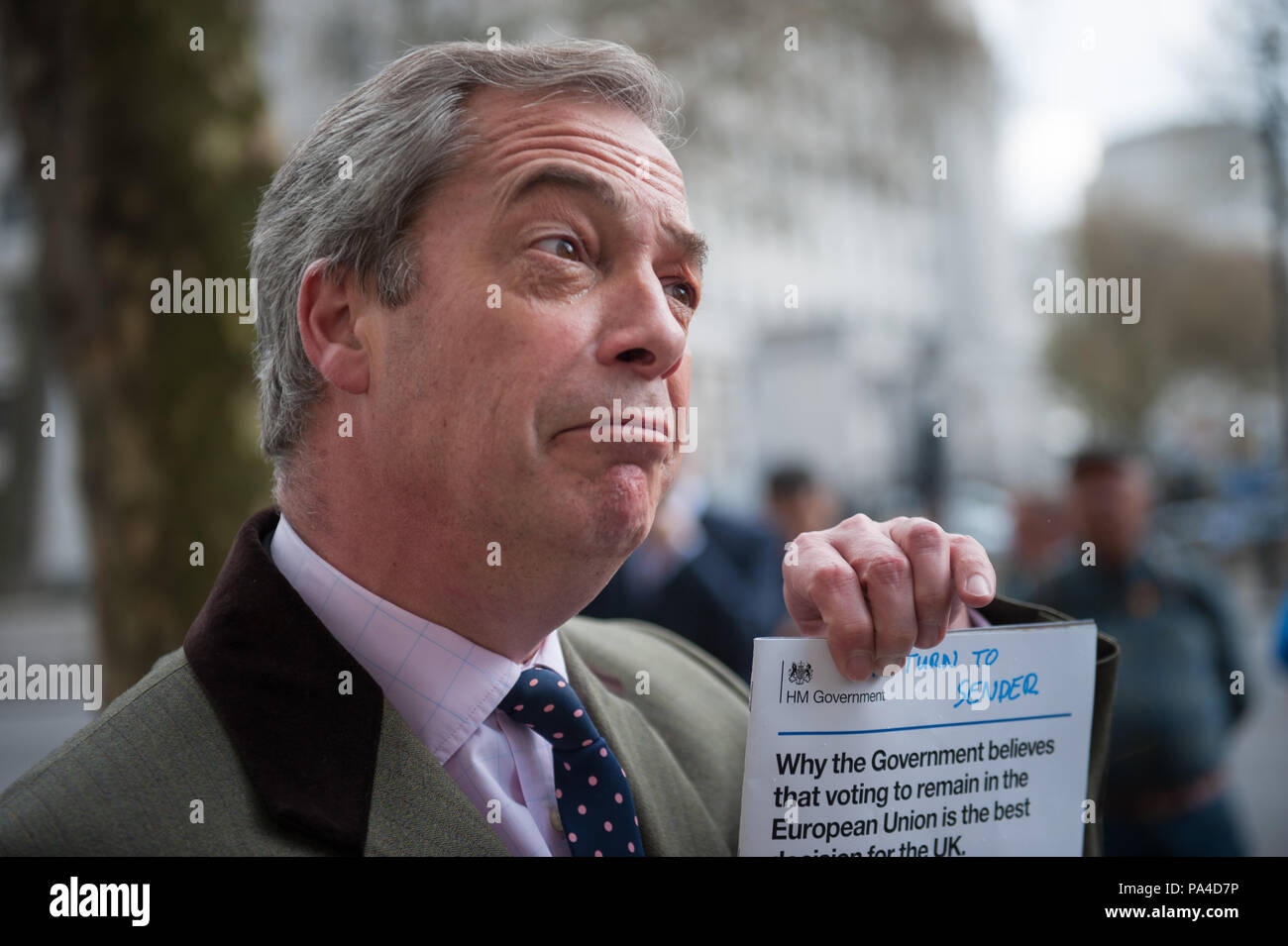 London, Großbritannien. 15. April 2016. UKIP Leader Nigel Farage zusammen mit ukip Stellvertretender Vorsitzender und Inneres Sprecher Diane James MDEP und Peter Whittle Stockfoto