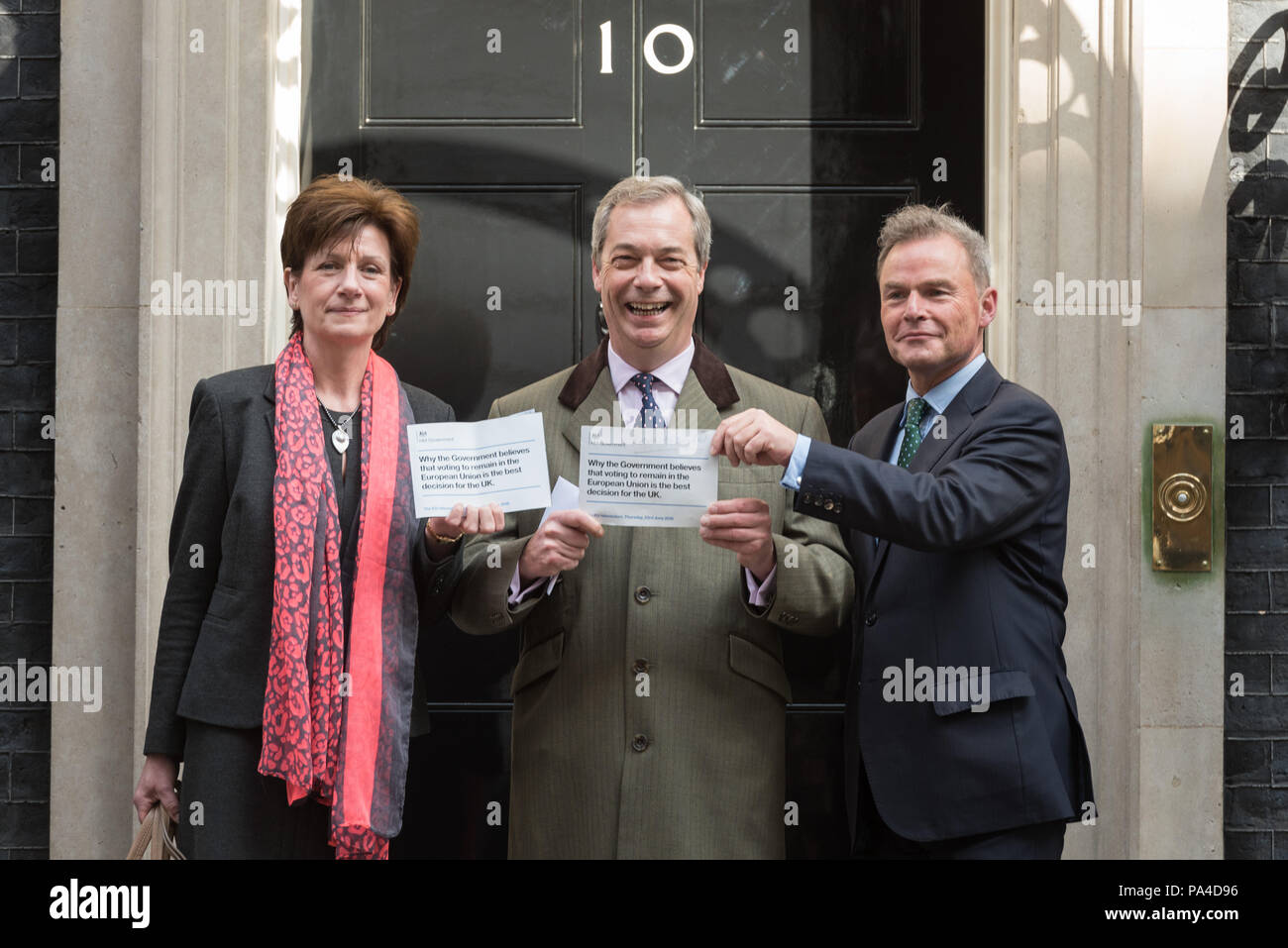 London, Großbritannien. 15. April 2016. UKIP Leader Nigel Farage zusammen mit ukip Stellvertretender Vorsitzender und Inneres Sprecher Diane James MDEP und Peter Whittle Stockfoto