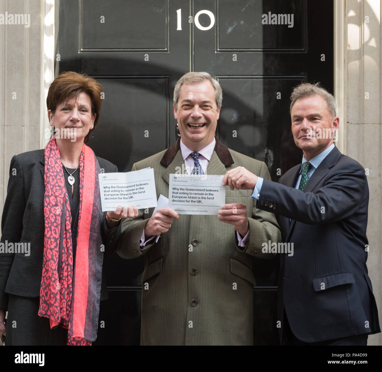 London, Großbritannien. 15. April 2016. UKIP Leader Nigel Farage zusammen mit ukip Stellvertretender Vorsitzender und Inneres Sprecher Diane James MDEP und Peter Whittle Stockfoto