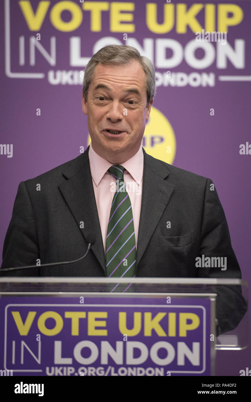 Emmanuel Center, Westminster, London, Großbritannien. 19. April 2016. UKIP Leader Nigel Farage verbindet Peter Whittle, London Bürgermeisterkandidat und die UKIP Londo Stockfoto