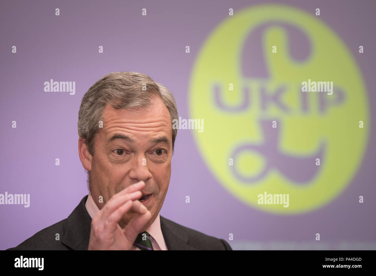 Emmanuel Center, Westminster, London, Großbritannien. 19. April 2016. UKIP Leader Nigel Farage verbindet Peter Whittle, London Bürgermeisterkandidat und die UKIP Londo Stockfoto