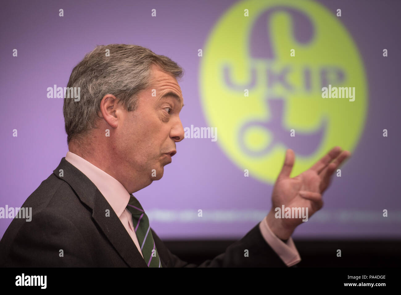 Emmanuel Center, Westminster, London, Großbritannien. 19. April 2016. UKIP Leader Nigel Farage verbindet Peter Whittle, London Bürgermeisterkandidat und die UKIP Londo Stockfoto