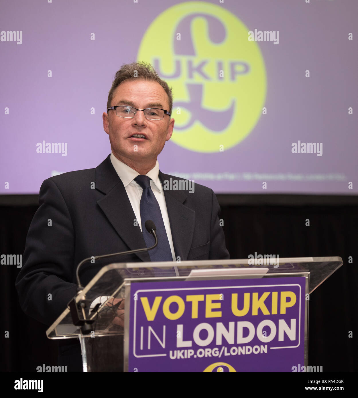 Emmanuel Center, Westminster, London, Großbritannien. 19. April 2016. UKIP Leader Nigel Farage verbindet Peter Whittle, London Bürgermeisterkandidat und die UKIP Londo Stockfoto