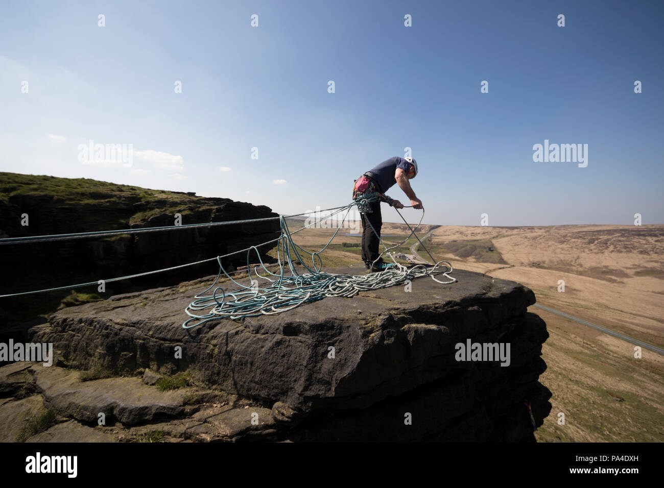 Gritstone Klettern auf Pule Hügel im Peak District Stockfoto