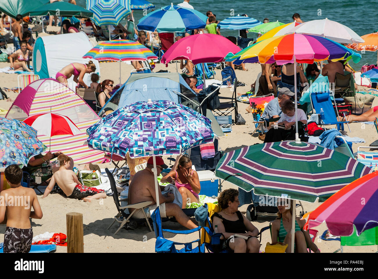 Voll Sommer Strand mit bunten Sonnenschirmen, Nauset Beach, Cape Cod National Seashore, Cape Cod, Massachusetts, USA. Stockfoto