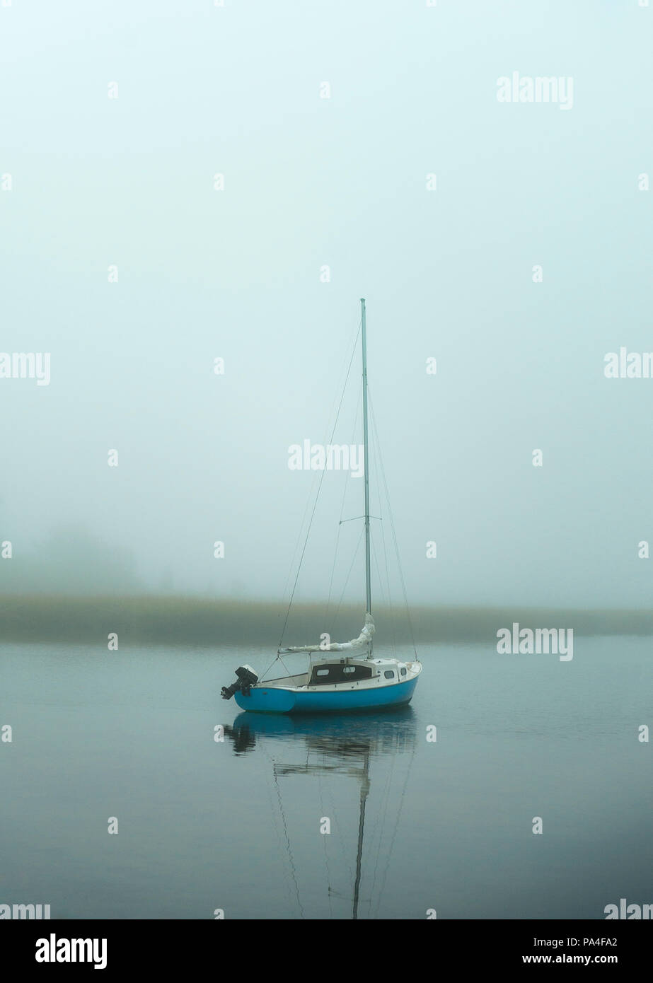 Segelboot bei Nebel, Cape Cod, Massachusetts, USA. Stockfoto