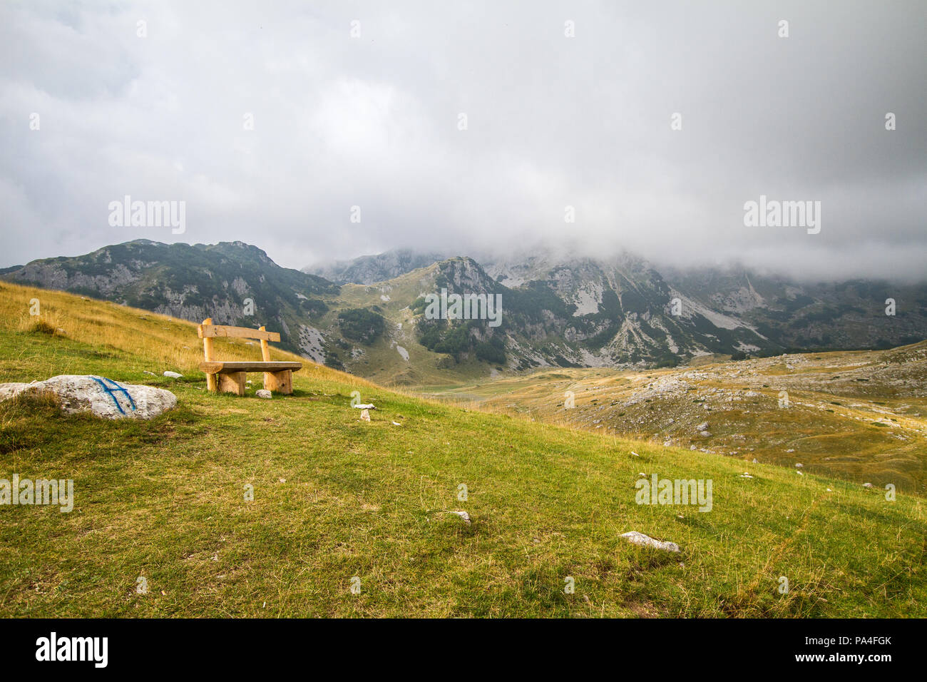 Montenegro, Nationalpark Durmitor, Sitzbank auf dem Berg Stockfoto