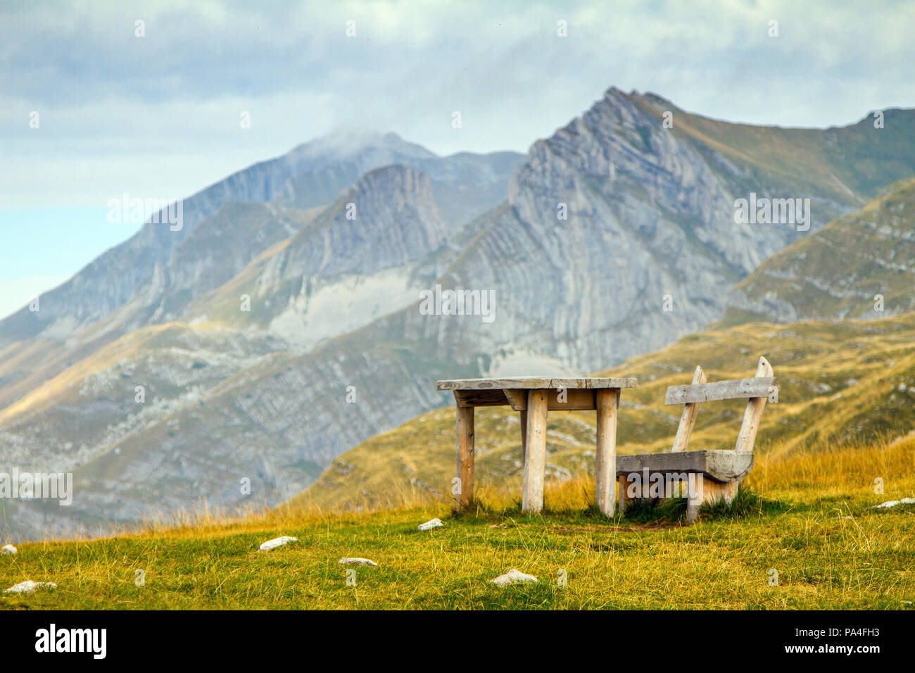 Montenegro, Nationalpark Durmitor, Sitzbank auf dem Berg Stockfoto