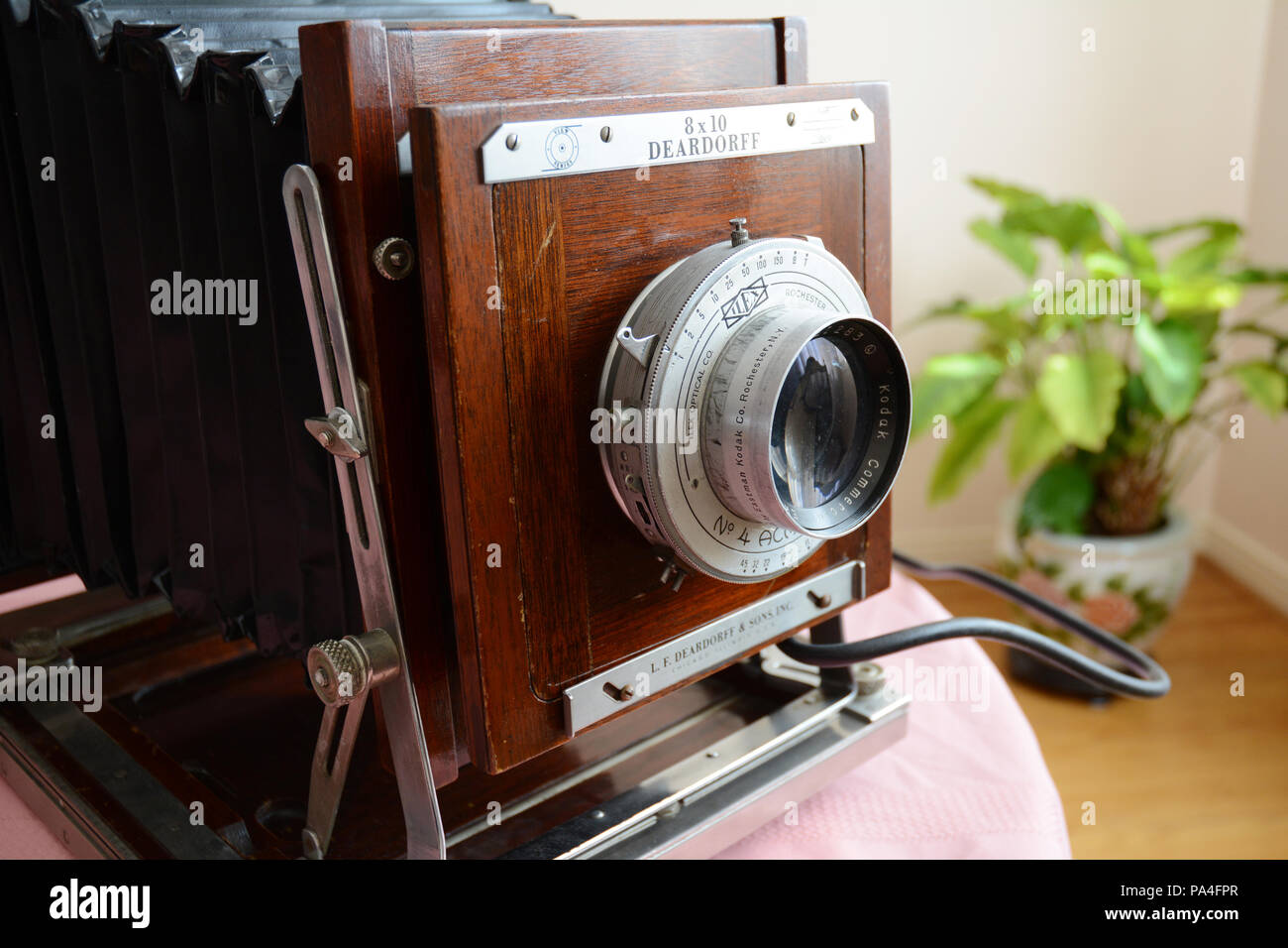 Eine faltbare Large Format Deardorff antik 8 x 10 analoge Kamera und die Kodak Objektiv in den 1950er Jahren erbaut. Stockfoto
