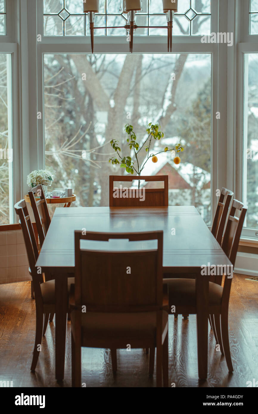 Klassischen Grossen Holzernen Esstisch Mit Sechs Stuhlen Herum Durch Fenster Lemon Tree Und Blumen Auf Hintergrund Home Inneneinrichtung Getonten Wi Stockfotografie Alamy