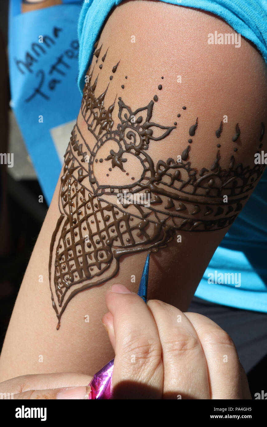 Henna Tattoo am Unterarm Stockfoto