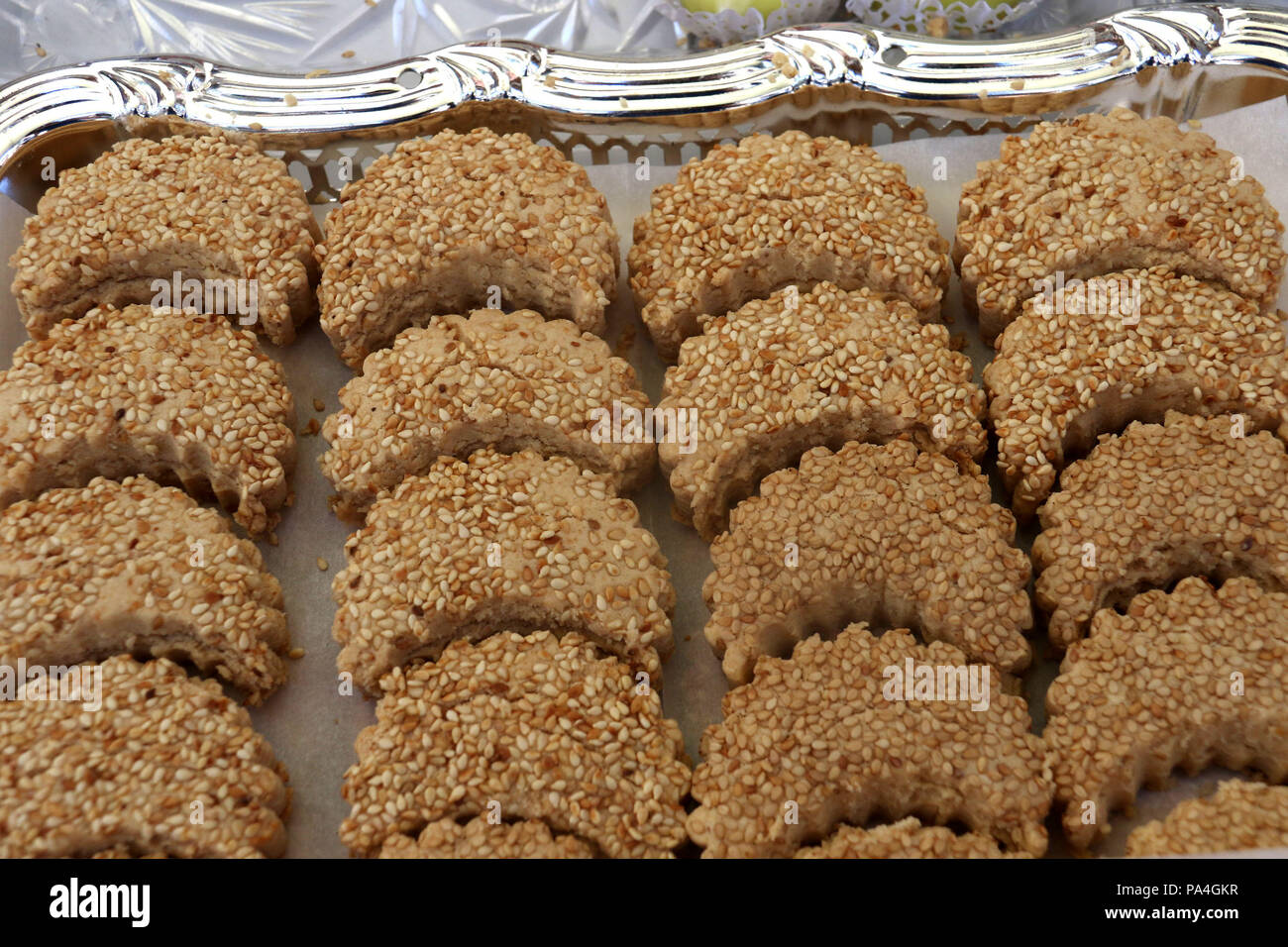 Sichelförmige cookies mit Shortbread und mit Sesam abgedeckt Stockfoto