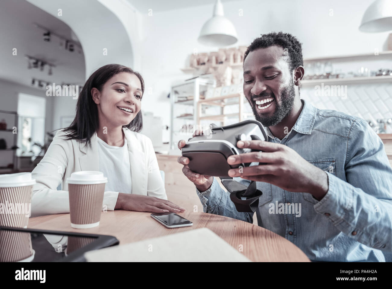 Freudige positive Mann an der 3D-Brille suchen Stockfoto