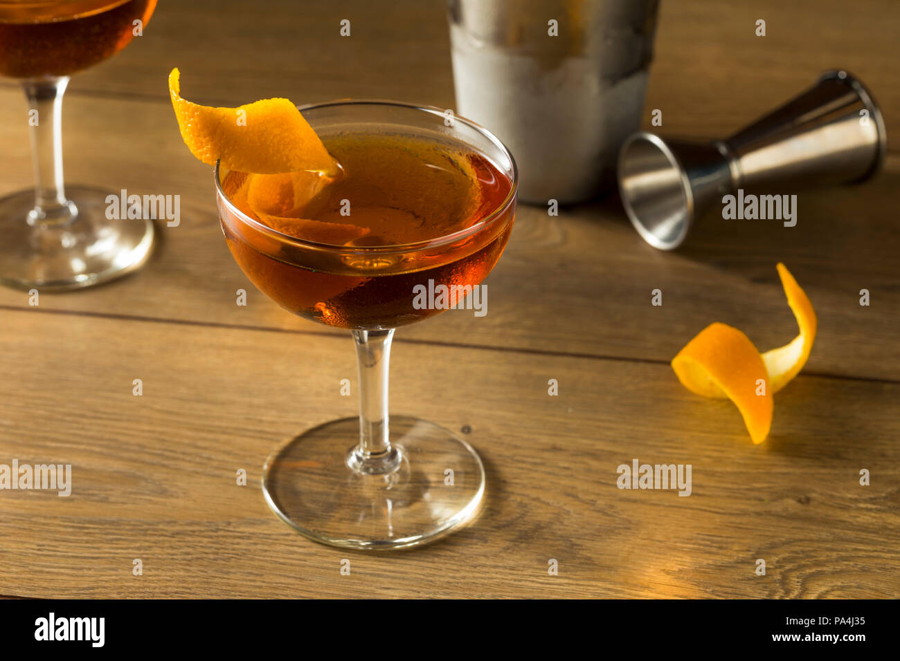 Alkoholische Martinez Cocktail mit Gin Vermouth und Orangenschale Stockfoto