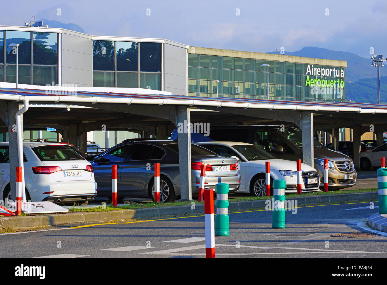 HONDARRIBIA, SPANIEN - Blick auf den Flughafen San Sebastián (EAS), in Hondarribia, entlang der Grenze zwischen Frankreich und Spanien im Baskenland. Stockfoto