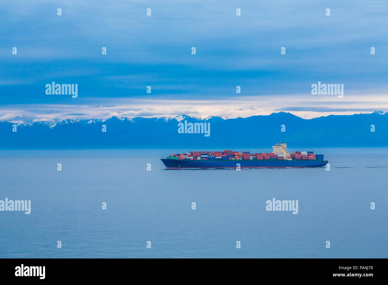 Blau Frachter auf Blau Stockfoto